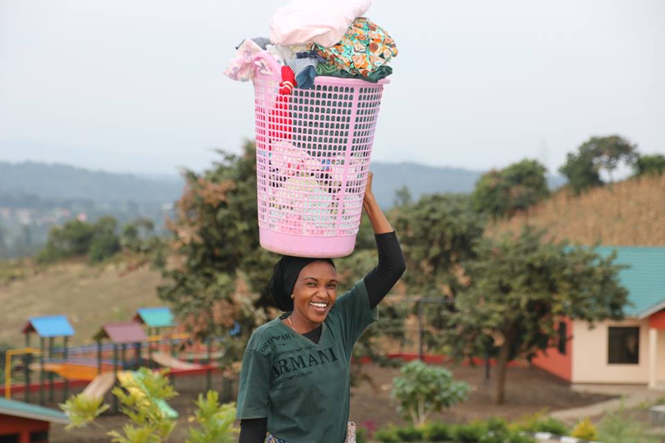 Bild Nanny mit Wäschekorb auf dem Kopf Neema House